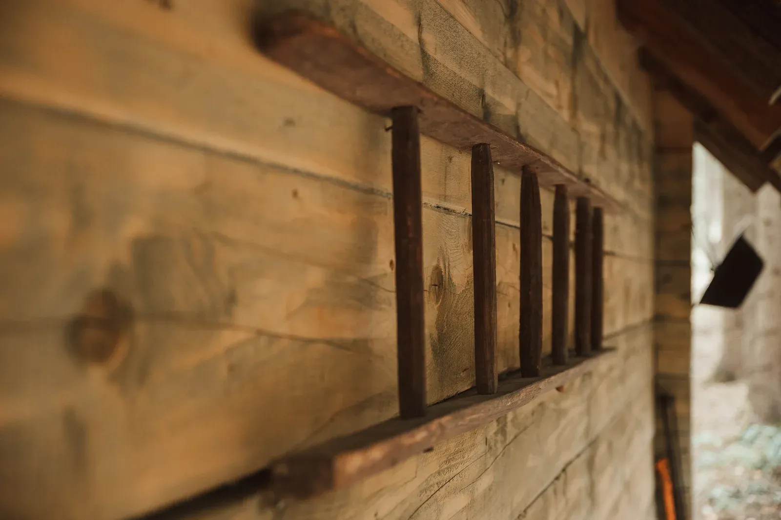 Detail dřevěné stěny a okna chatky